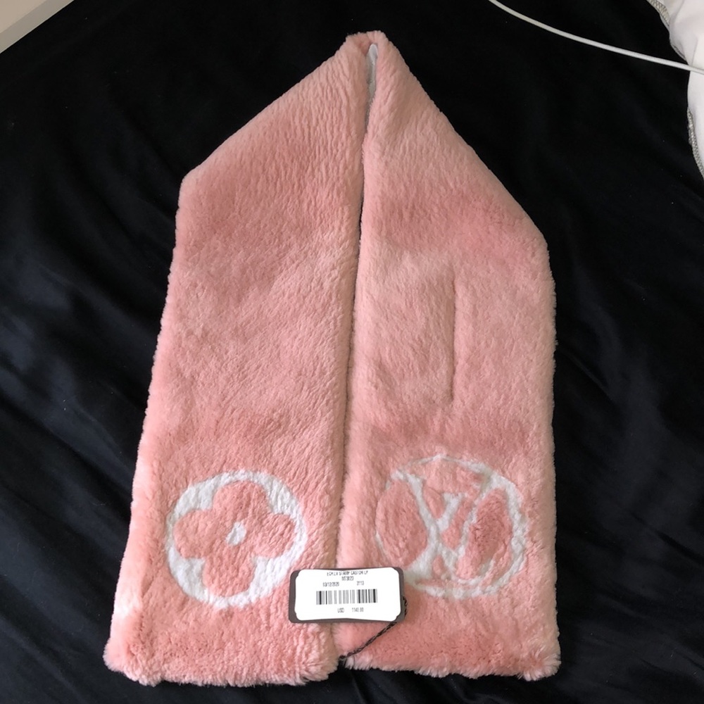 Louis Vuitton 100% beaver scarf